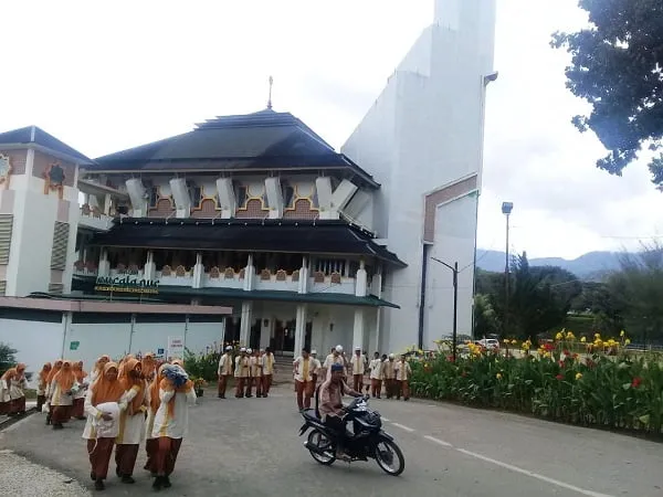 Masjid Agung Nur Ala Nur Dipenuhi Jamaah
