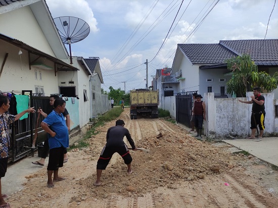 Warga Timbun Badan Jalan Rusak