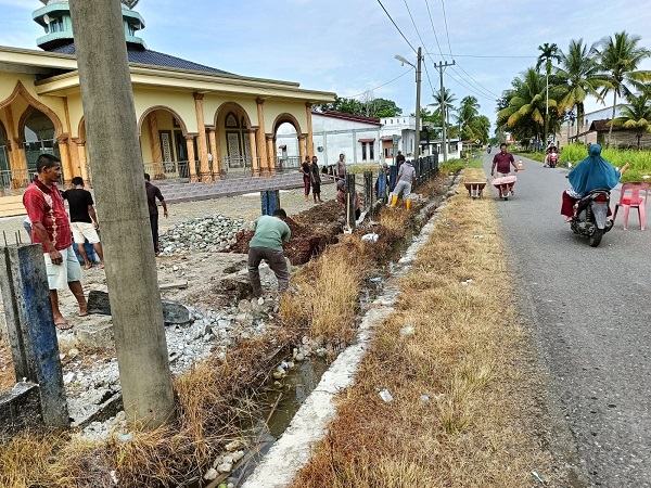 Warga Desa Mon Bateung Bersihkan Masjid