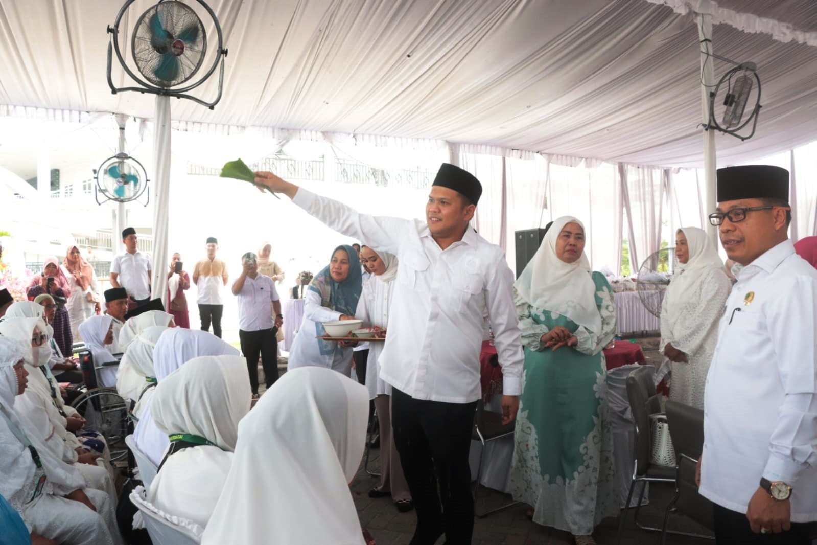 Bupati Dan Wabup Sergai Tepung Tawar 322 Calhaj Sergai