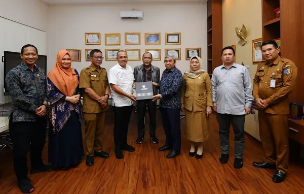 Bupati Zahir Terima Kunjungan Komisi Informasi Provsu