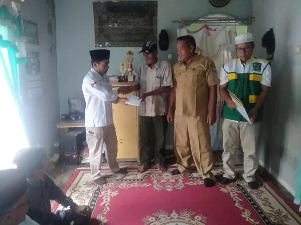 Baznas Dan Camat Siabu Bantu Penderita Tumor