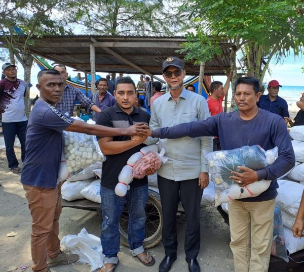 TA Khalid Salurkan Alat Tangkap Untuk Nelayan Aceh Utara