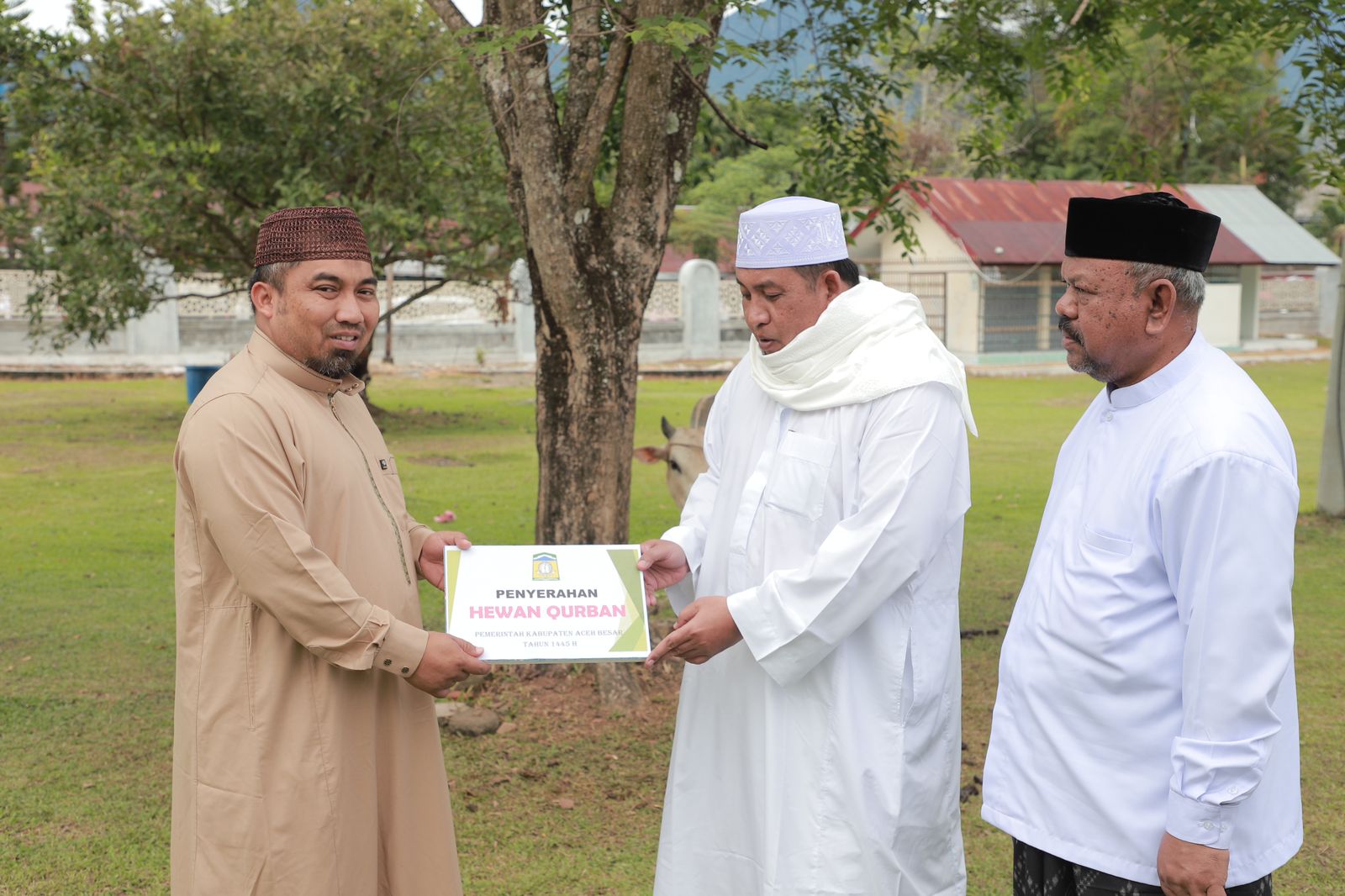 Usai Shalat Id, Iswanto Serahkan Hewan Kurban Di Masjid Al Munawwarah