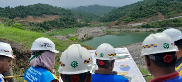 Pantau Progres Penyelesaian, Mahyuzar Tinjau Bendungan Keureutoe
