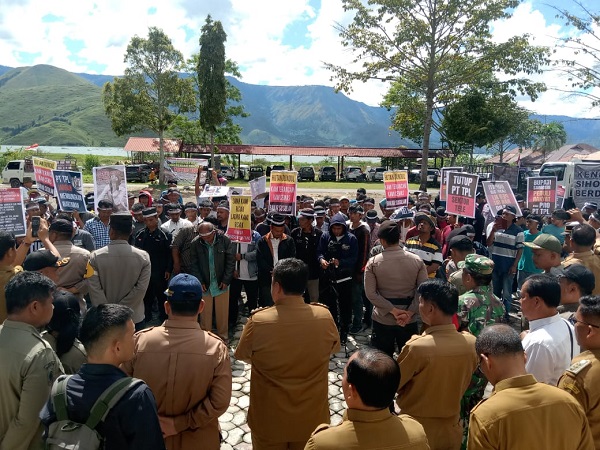 Masyarakat Samosir Demo Desak Tutup PT TPL