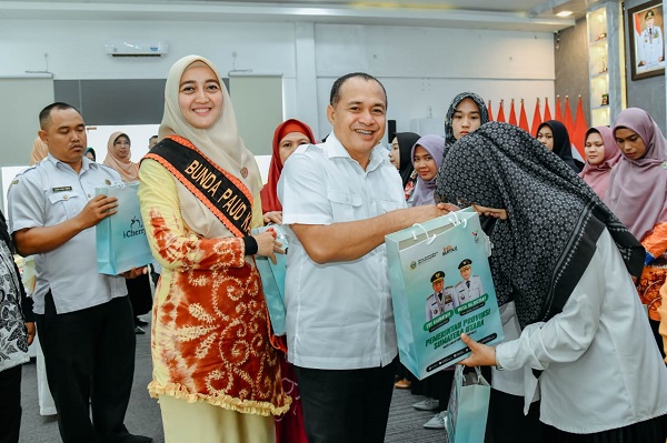 Bunda PAUD Batubara Serahkan Bantuan Tablet