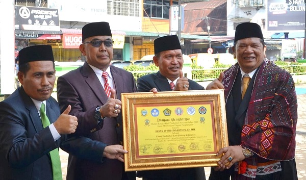 Irsan Dan Jusar Dapat Penghargaan Tokoh Pendidikan Sidempuan