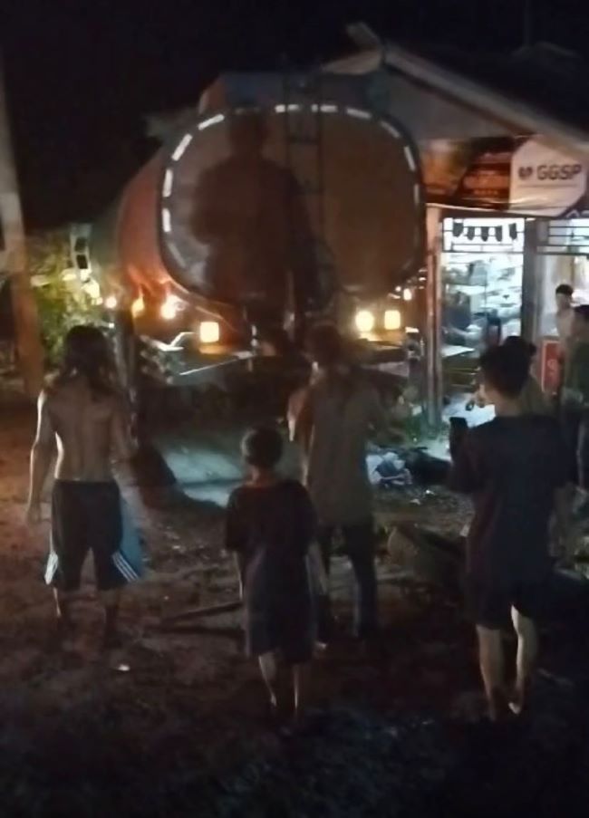 Truk CPO Tabrak Warung Di Torgamba, 3 Kritis