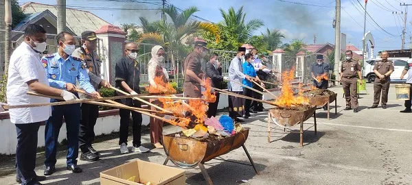 Kejari Langsa Musnahkan<br>123 Barang Bukti Kasus Kejahatan
