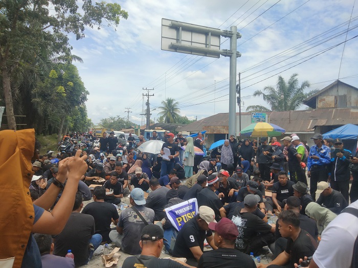 Warga 4 Kecamatan Demo Jalan Rusak