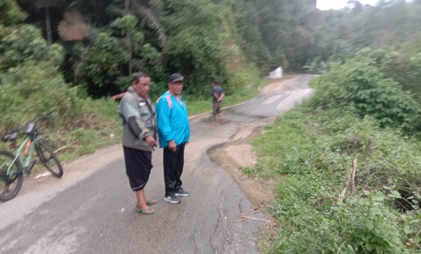 Drainase Tidak Berfungsi, Air Rusak Badan Jalan