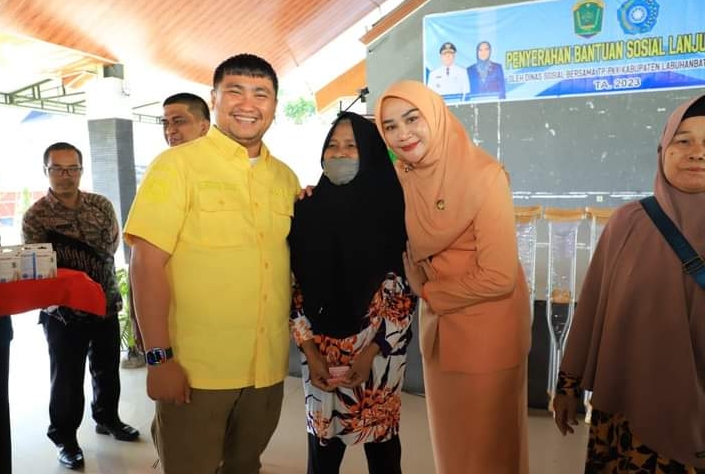 Bupati Serahkan Bansos Pada Lansia