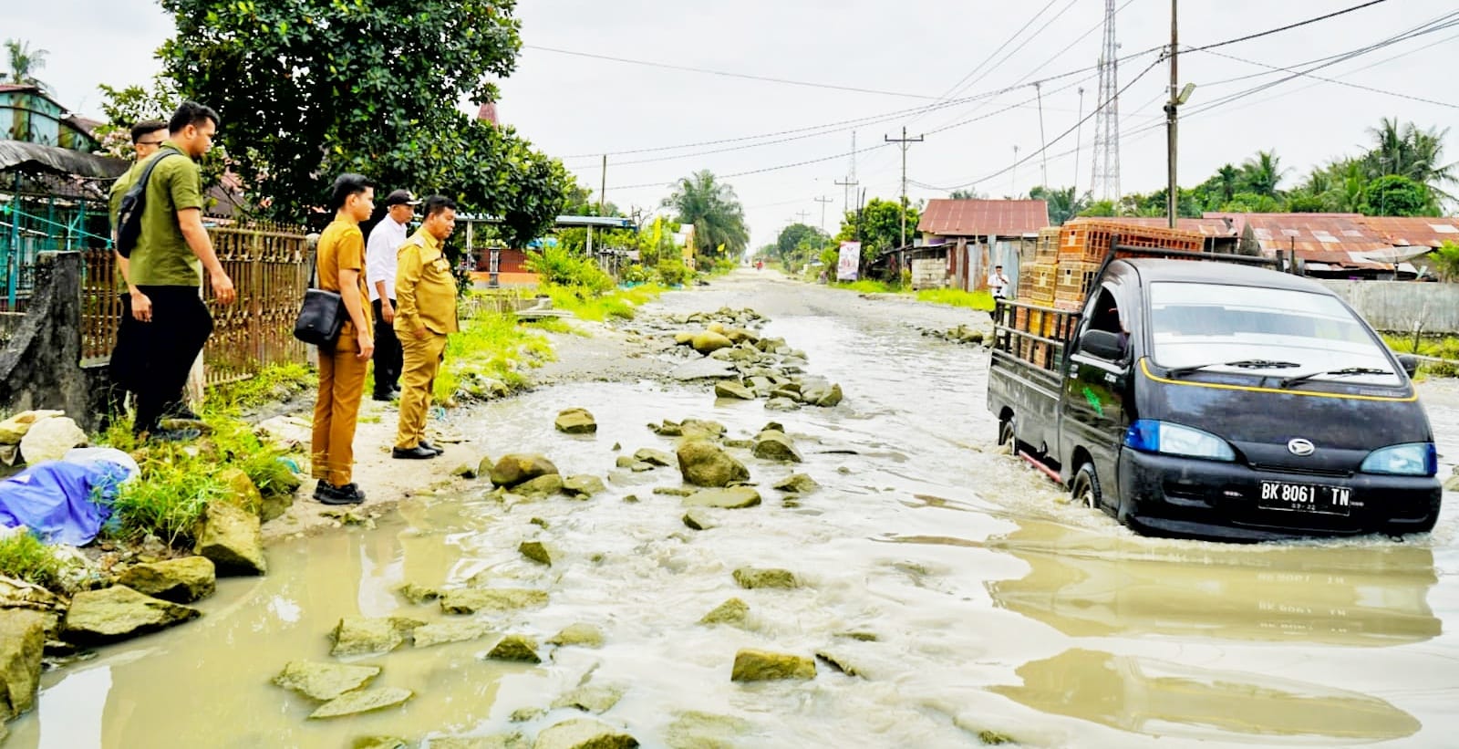 Bupati Simalungun Tinjau Jalan Berkubang Di Huta Bayuraja