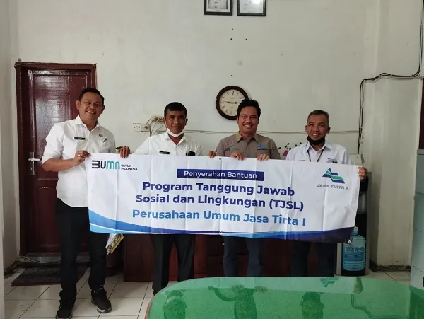 Jaga Ketahanan Pangan, Jasa Tirta I Sumbang Traktor Ke Pemkab Toba