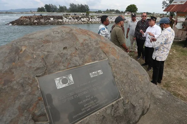 Pesona Pantai Alue Naga