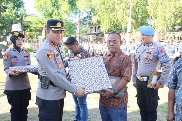 Kapolres Sabang Berikan Hadiah Kepada Juara Poskamling