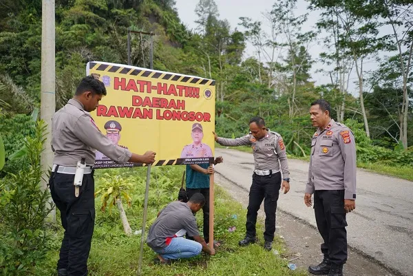 Baliho Antispasi Cuaca Ekstrem Di Gunung Salak