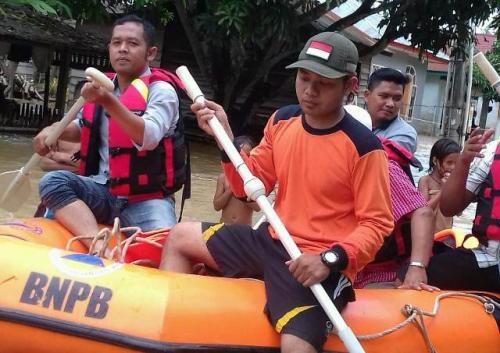 Tiga Tim Pakai Perahu Karet Cari Santri Musthafawiyah