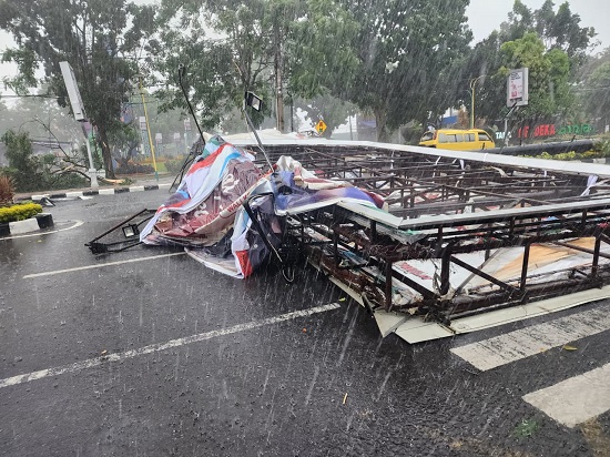 Binjai Angin Kencang, Avanza Dan Tiga Penumpang Warga Tamora Tertimpa Baliho