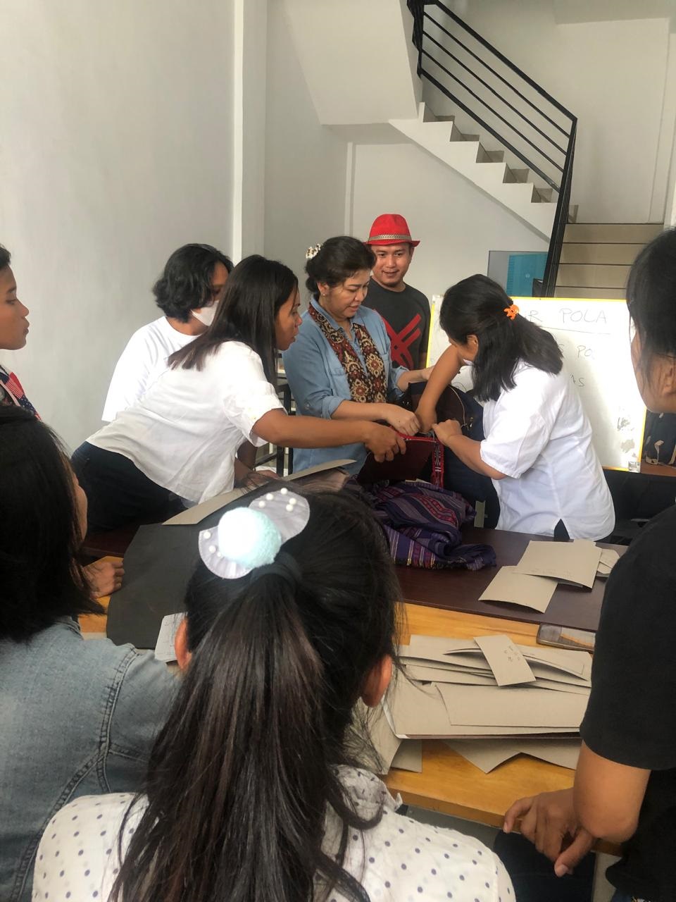 Produk Tenun Batak Toba Dari Desa Binaan PT Inalum, Ikuti Pameran Jamaika