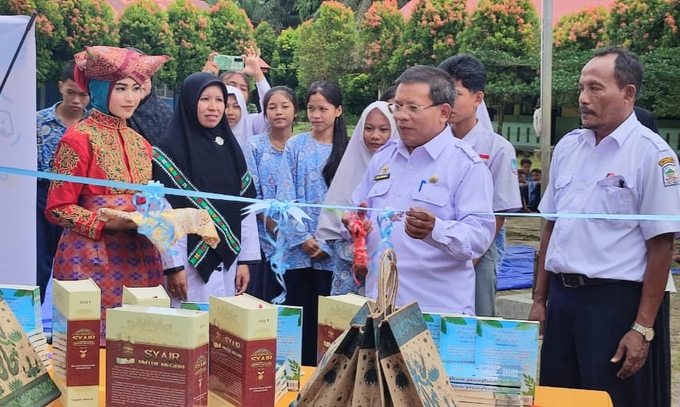 Guru Aceh Singkil Masuk Rekor Muri Pada Festival Syair Se-Asean