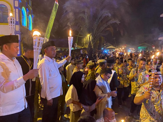 Meriah, Ribuan Umat Muslim Di Tg Beringin Ikuti Pawai Obor