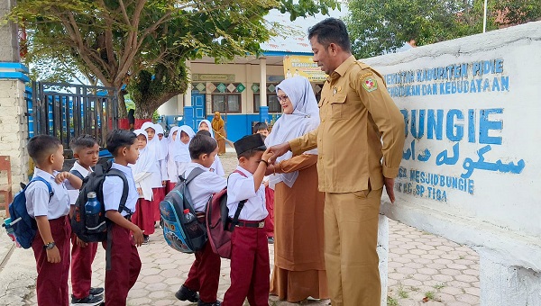Hari Pertama Sekolah, Siswa Baru SDN Bungie Disambut Dewan Guru