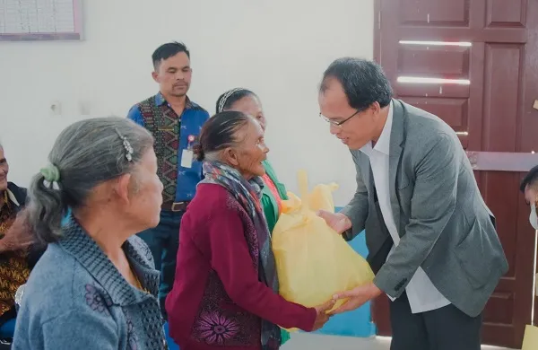 Bupati Humbahas Salurkan Bingkisan Natal