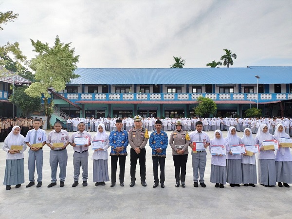 Kasat Lantas Dan Kacabdin Buka MPLS Di SMAN 3 Langsa