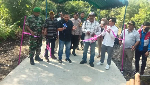 Limbah Batubara Ubah Jalan Rusak Jadi Mulus