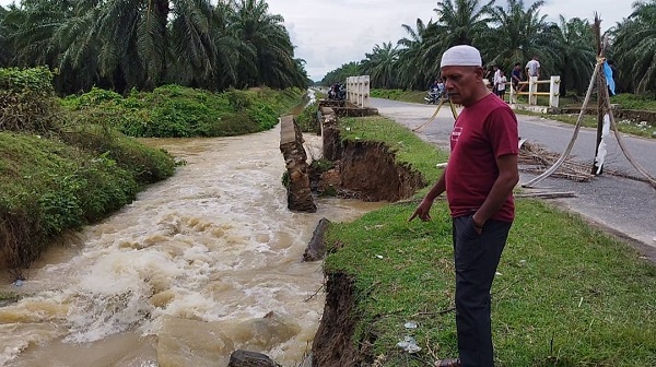 Talud Penahan Tebing Jembatan Marlempang Mulai Amblas