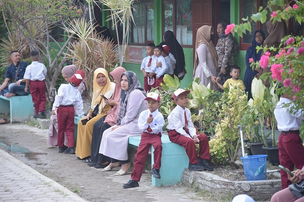 Orang Tua Antusias Antar Anak Di Hari Pertama Masuk Sekolah