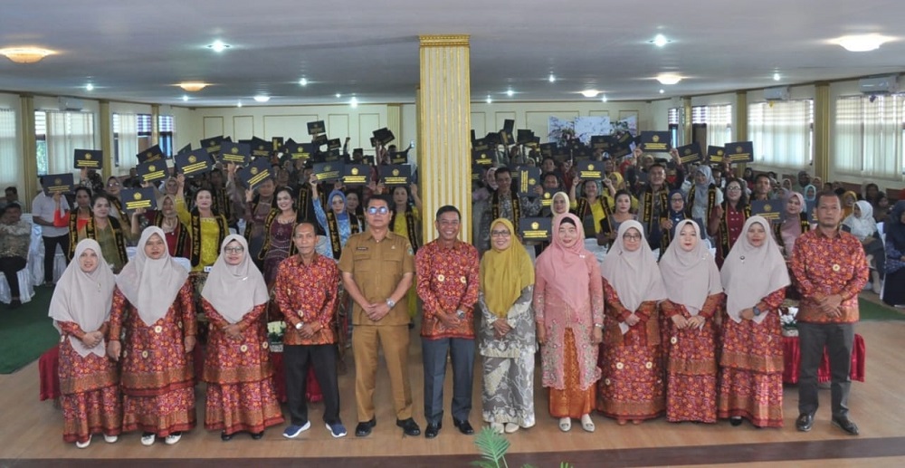 Rektor UM Tapsel Kukuhkan 146 Guru Profesional