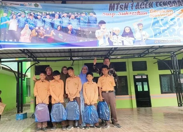 Keluarga Besar MTsN I Agara Bantu Siswa Tidak Mampu