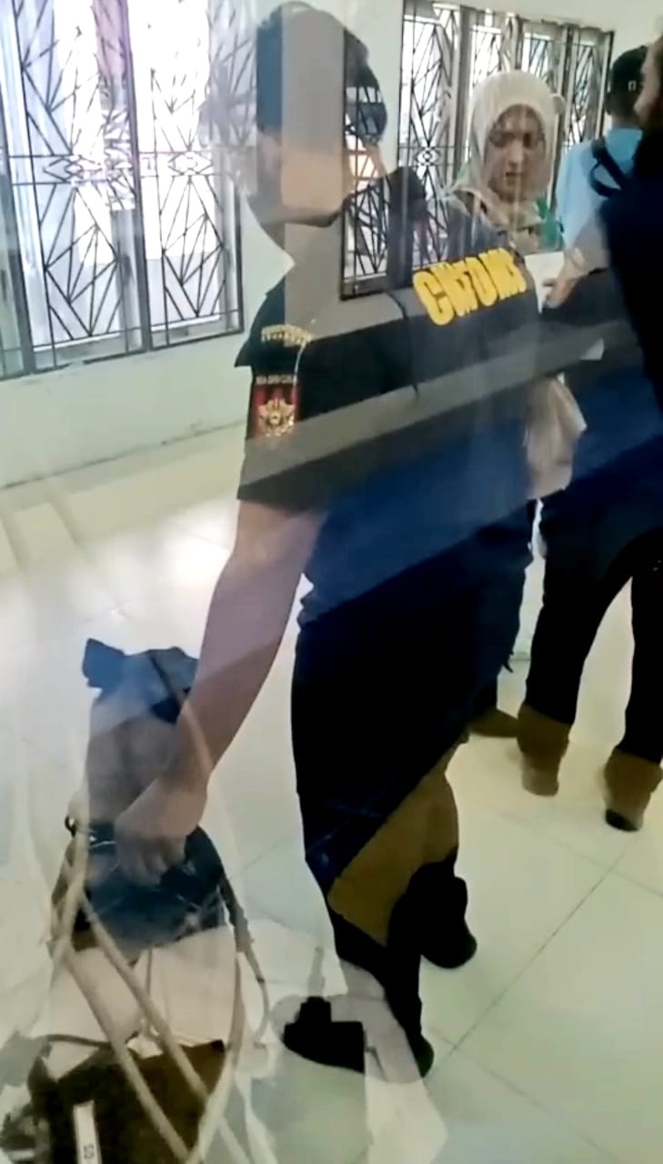 Penumpang Protes BC Kerahkan Anjing Pelacak Di Pelabuhan