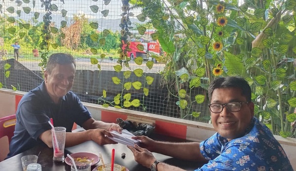 SMA 10 Farhan Serahkan Sumbangan Ke Santri Dayah Wakaf Barbate