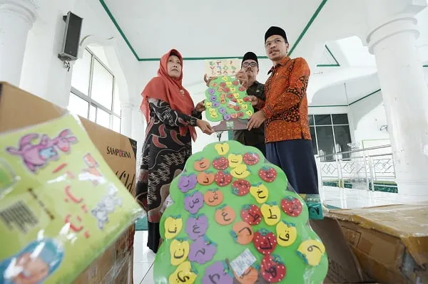 Ketua DPRK Banda Aceh Serahkan Bantuan APE Kepada Sejumlah TPQ