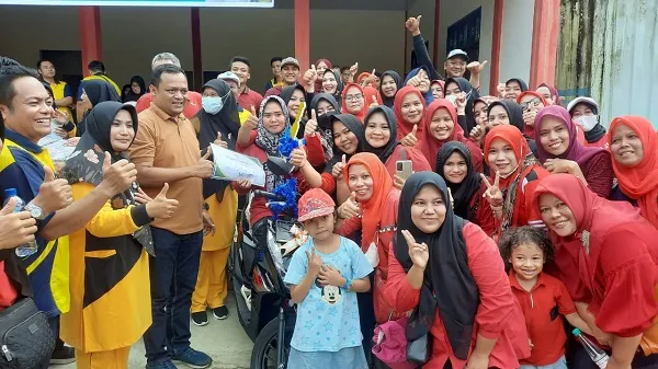 Suriati Bidan Berprestasi Raih Sepedamotor Dari Anggota DPR Aceh