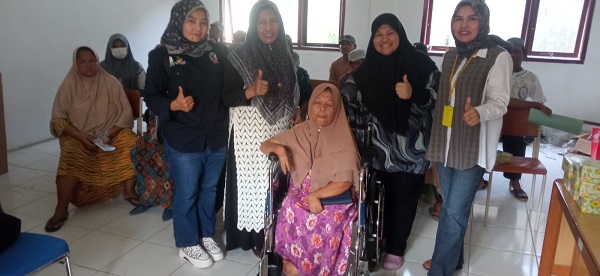 Dinsos Tamiang Bersama Sentra Insyaf Medan Salurkan Kursi Roda
