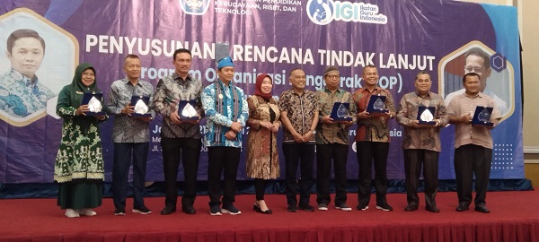 Nagan Raya Terima Penghargaan Dari Ikatan Guru Indonesia