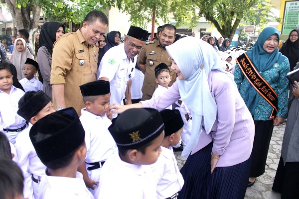 Bunda PAUD Aceh Pantau Hari Pertama Masuk Sekolah Di Aceh Besar