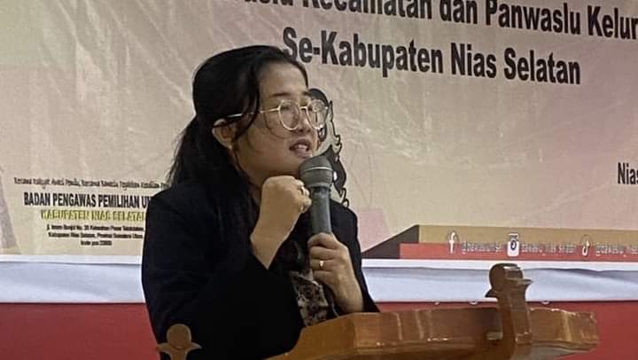 Ketua Bawaslu Nisel, Neli Pesta Hartati Zebua membuka kegiatan Bimtek bagi Panwasvan dan PKD se Kabupaten Nias Selatan dalam hal pengawasan pendistribusian logistik Pemilu 2024, Kamis (8/2). Waspada/Budi Gowasa.