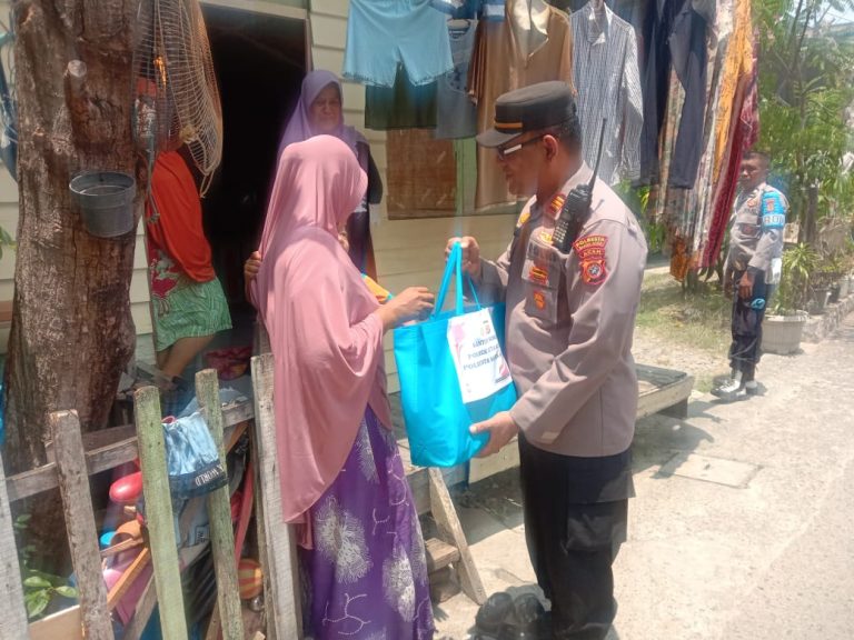 Jelang Ramadan, Polsek Kuta Alam Salurkan Bansos