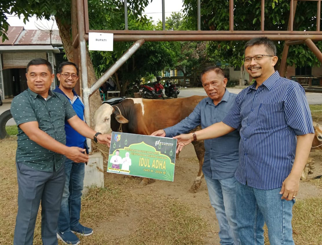 Wujud Kepedulian Pemkab Batubara Serahkan 30 Hewan Kurban