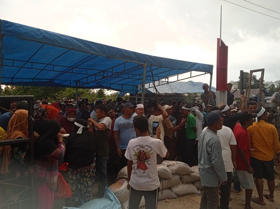 Massa Masih Bertahan Di Depan Portal PT RPR