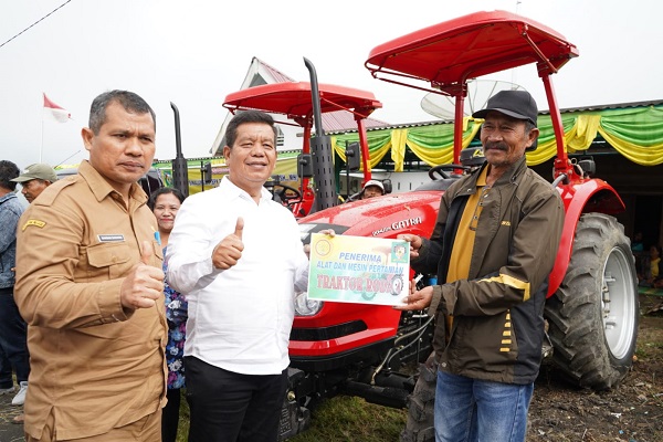 Dukung Pertanian, Bupati Simalungun Beri Bantuan Alsintan Kepada Poktan
