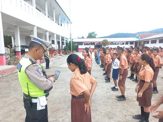Polres Taput Sosialisasi Aplikasi Super APP Presisi Polri Ke Pelajar