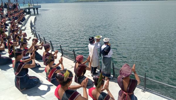 Jelang Event Aquabike, Lembaga Adat Samosir Gelar Ritual "Mangelek Tao"
