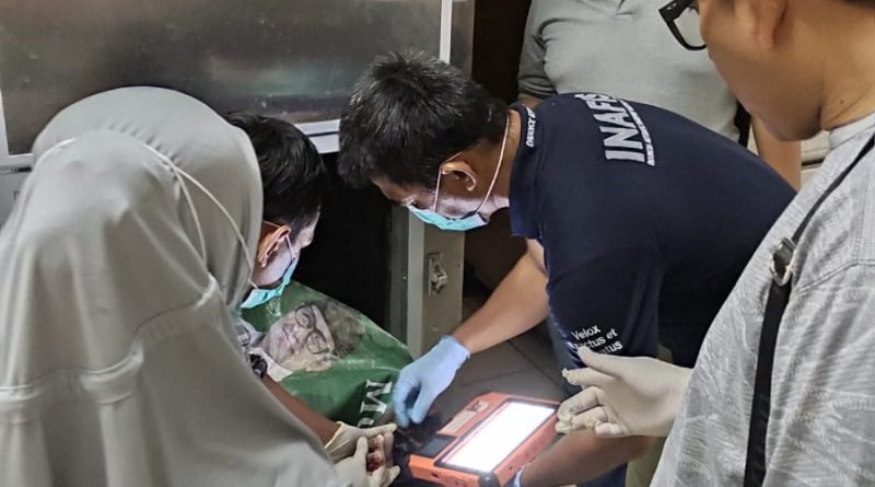 Personel Satlantas Polresta Banda Aceh sedang melakukan olah TKP kecelakaan yang merenggut korban jiwa di Lamnga. (Waspada/Ist)
